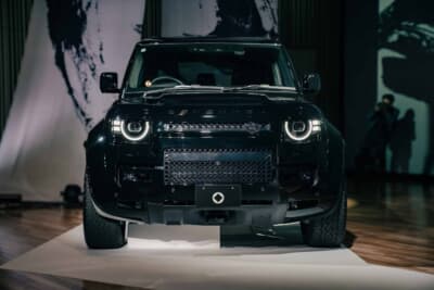 ランドローバー ディフェンダー：ナルヴィックブラックのボディに計30パーツをブラックで統一したOCTA BLACKのフロントフェイス