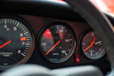 5万600ドル（邦貨換算約810万円）で落札された「ポルシェ 911 カレラ2.7 フラットノーズ仕様」（C）Courtesy of RM Sotheby's