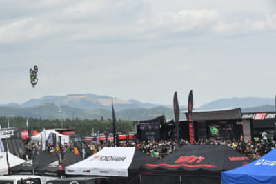 パドックでは2輪のエクストリームコンテンツ「FMX SHOWCASE」が開催され、4名のライダーが華麗なパフォーマンスを見せた