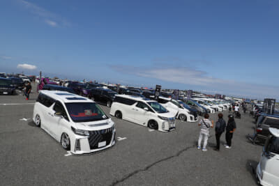 もうひとつの壁紙候補には、青空の下にカスタムミニバンがズラリと並ぶ壮観なオフ会の風景をチョイス
