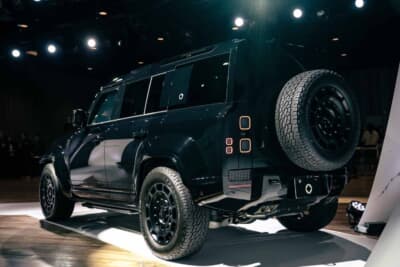 ランドローバー ディフェンダー：外付けスペアタイヤを備えたOCTA BLACKのリアビュー。無骨なカバーレススタイルだ