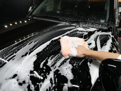 たっぷりの泡をかけたのち、ボディをミット等でやさしく撫でながら、ボディと汚れを擦ることなく綺麗に仕上げることができる。洗車時にシャンプーが香るから、楽しく愛車を仕上げることができる