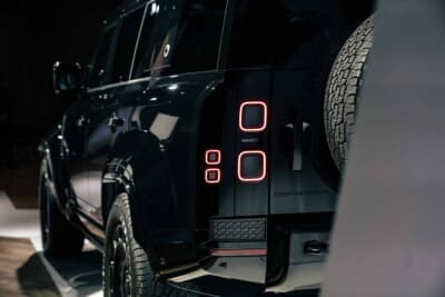 ランドローバー ディフェンダー：フラッシュサーフェス化されたOCTA BLACKのLEDコンビネーションランプ