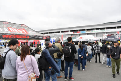 多くの出店があるが、ほかにもドリフト走行を助手席で堪能できるドリフトライドなど体験イベントも盛りだくさん