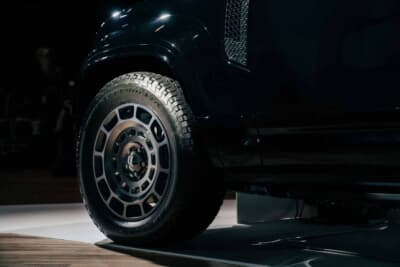 ランドローバー ディフェンダー：20インチ「スタイル1086」ホイールはラリーシーンを想起させる無骨でスポーティーなデザインだ