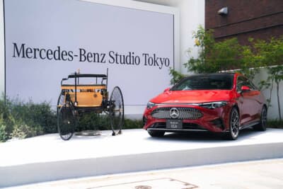 道路沿いには大きな液晶ディスプレイと車両の展示スペースを備える。これからの展示を楽しみに待ちたい