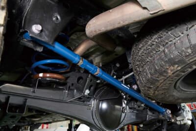 トヨタ ランドクルーザー250：足まわりにはラテラルロッドを装着した。リフトアップに伴う左右ホイールの出面を適正に整えるために必要なパーツだ。ターンバックルが装備されており、細かな長さ調整が可能となっている