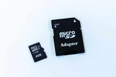 TL405Rを自分仕様に設定するには、パソコンとSD(マイクロSD)カードが読み込めるカードリーダーが必要。TL405Rは本体にSDカードが装備されているので、それを取り出して設定する 