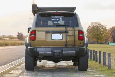 トヨタ ランドクルーザー250：ガラスハッチの開閉が可能な4×4エンジニアリング製のリアラダー。艶消しブラック塗装とステンレス素材を採用し、耐久性を高めている。サイドに配置されたメタルプレートが所有感を満たす