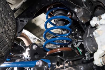 トヨタ ランドクルーザー250：リア用サスペンション。フロントと同様にリフトアップ量は2インチに設定され、車検にも確実に対応する。乗り心地を損なわず、快適にリフトアップスタイルを実現できる専用のコイルだ