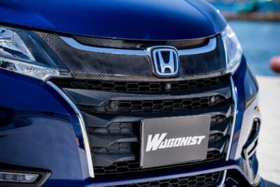 ホンダ オデッセイ：フロントグリルはオーナー自ら水圧転写を施し、カーボン柄へとリメイクしている。ワンオフのワイドフェンダーと相まって、よりスポーティなイメージを高めた