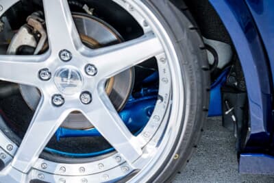 ホンダ オデッセイ：リアのアクスルには、キャンバー角などを可変できることが特徴のちび鬼製を採用している。現在のセッティングは、キャンバー角がフロント4度、リア8度となっている