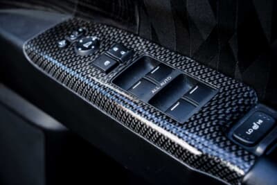 ホンダ オデッセイ：パワーウインドウのスイッチパネルにもカーボン柄を配置している。こちらもフロントグリルと同様に、オーナー自らの手で水圧転写によるカーボン加工を施した部分だ