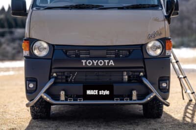 トヨタ ハイエース：GR8・ユーロボンネット、丸目ヘッドライトを装着。バンパーのマットブラック塗装、ハードカーゴ・バンパーガードも注目！