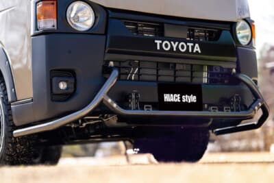 トヨタ ハイエース：嫌味のないフロントマスクは、丸目のヘッドライトをベースに、ボトムを迫力満点なバンパーガードで武装する。エレガントさとワイルドさをあわせ持った、見事な仕上がりだといえる
