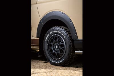 トヨタ ハイエース：足元を飾るのは、エムエルジェイのエクストリームMJ04で、サイズは16×6.5インセット38。タイヤはトーヨーのオープンカントリーR／Tで、サイズは215／65 