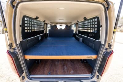トヨタ ハイエース：寝袋を用意すれば、車中泊もバッチリこなすことができるのだ