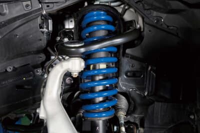 トヨタ ランドクルーザー250：コイルは上下のサークルが小さく、中央部が大きい樽型の構造になっている。このようにスプリングの巻き方を変化させることで、バネレートを過度に上げず快適なリフトアップを実現している