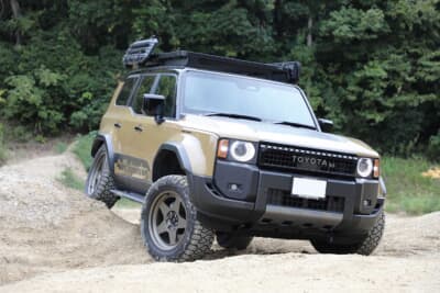 トヨタ ランドクルーザー250：カントリーサスペンションを装着したデモカー。数々の試作品を製作し、実走試験を繰り返したうえで発売に至っている。オンロードでもオフロードでも爽快な走りを楽しめるセッティングだ