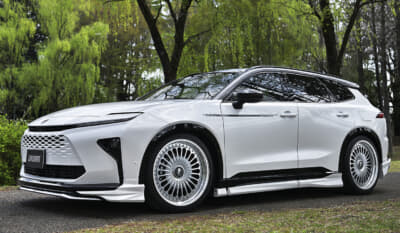 レオンハルト フォルガー：トヨタ クラウンエステートへの装着例（前後22×9.5・37）。セダンやSUVの要素を併せ持つ最新モデルのフォルムにも、違和感なく溶け込むデザインだ