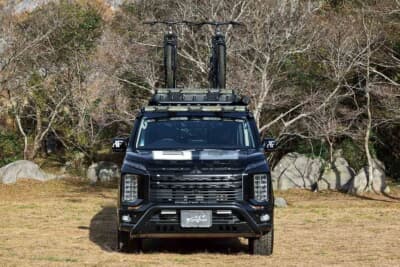 三菱 デリカD:5：フロントからのスタイリング。ルーフに装着されたラックには、LEDのバーライトを設置できる専用ジョイントも開発されており、夜間のアウトドアシーンで活躍する