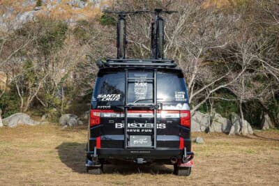 三菱 デリカD:5：マッドフラップはブラックとレッドの2色から選択可能。オフロード走行時の泥跳ねを防ぐだけでなく、リフトアップしたリアビューをよりアグレッシブに演出するアイテムだ