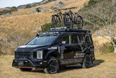 三菱 デリカD:5：マルチジョイントバーを活用して自転車をルーフへ積載した状態。専用アタッチメントを組み合わせればスノーボードなども積載可能となり、アクティビティの可能性を大きく広げる