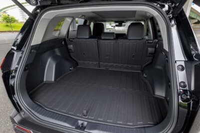 トヨタ RAV4:後部座席を使用できる状態でのラゲッジ。3Dシートバックマット(6600円)はヘッドレストに引っ掛けて簡単に装着できる設計だ。荷室全体を汚れや傷からスマートに保護してくれる
