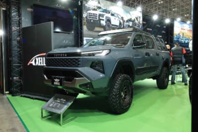 新型トヨタ ハイラックス:東京オートサロンで出品されたアクセルオートのハイラックス。ロータイプのGR製ルーフラックにも注目