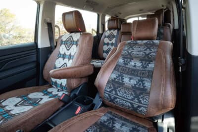 三菱 デリカD:5：運転席にはサンドターコイズ、助手席にはブラックのダイヤモンド柄シートカバーを装着している。レトロでノスタルジックな雰囲気が、アウトドアテイストの車内によく似合う