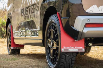 三菱 デリカミニ：マッドフラップも専用品を開発中（写真は試作品）。カラーはレッドとブラックの2色が用意されている。アグレッシブなイメージを演出するには最適な、SUVカスタムの必須アイテム