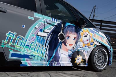 ホンダ フィット：最近の痛車カルチャーではバーチャルYouTuber（VTuber）も非常に人気が高い。このフィットのボディサイドに大きく描かれているのは、VTuberの常闇トワだ