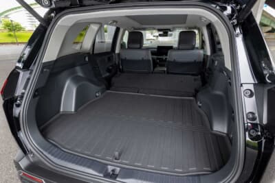 トヨタ RAV4:後部座席を倒した状態でのラゲッジマット。隅々までカバーできる車種専用設計のマットだ。価格は8250円。アウトドアギアを積載する際の汚れを気にせずガンガン使えるのが魅力である