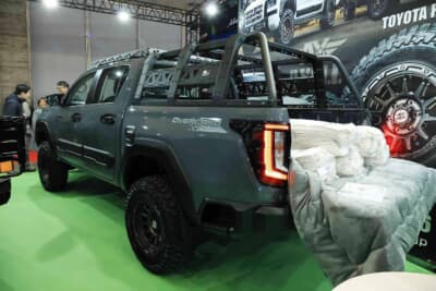 新型トヨタ ハイラックス:オーバーランドのデカールや無骨なフューエルリッドカバーにも注目。早速取り入れたくなるパーツだ