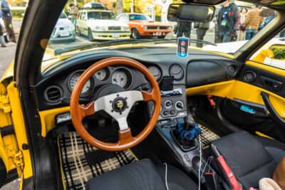 フィアット バルケッタ:MOMOのウッドリムステアリングを装着。左ハンドルの運転を楽しむ