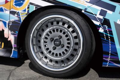 ホンダ フィット：グレーのボディ色に合うホイールを探し、ディバイド・クロスバッハを選択。ディスクは純正設定色だ。攻めすぎないツラ具合と、普段乗りしやすい絶妙な車高にこだわっている