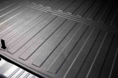 トヨタ RAV4:ラゲッジマットの表面には、積載した荷物が滑りにくいデザインが採用されている。泥や砂などで汚れても水洗いでサッと汚れが落ちやすいため、日々の手入れや使い勝手も非常に良好だ