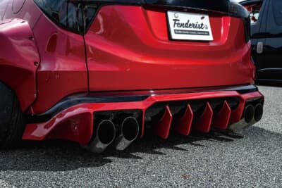 ホンダ ヴェゼル:マフラーカッターはハネ上げ気味に加工装着。ブラックとレッドで塗り分けされた大型のディフューザーと組み合わされて迫力は絶大だ