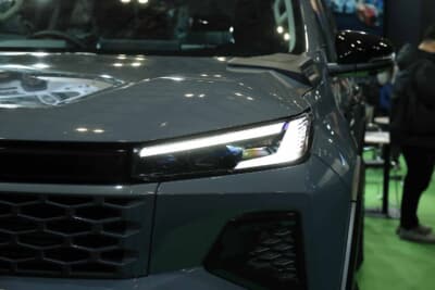 新型トヨタ ハイラックス:コの字型に光るシャープなスモールライト。目力アップで人気が出ること間違いなし
