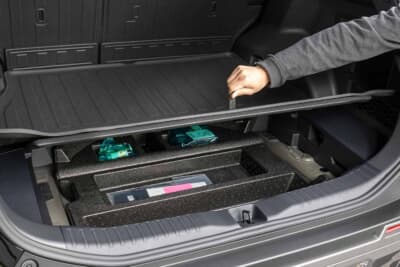 トヨタ RAV4:ラゲッジマットの表面にはあらかじめ折り目がついている。そのため、マットを装着したままでもフロア下の収納スペースへ簡単にアクセスできる。実用性を損なわない考え抜かれた設計だ