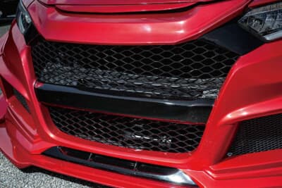 ホンダ ヴェゼル:フロントグリル部のハニカム型ネットはFL5シビックR用を使用。フェイス周りの印象がイッ気にスポーティに変貌