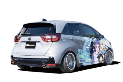 ホンダ フィット：カスタムもラッピングも一切の妥協がない姿勢がポイントだ。ベース車両の持つスマートなキャラクターを活かしつつ、推しの世界観を全身で表現するトータルコーディネートの妙