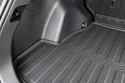 トヨタ RAV4:トヨタ RAV4:ラゲッジマットのサイド部分は、若干立ち上がる3D形状になっている。砂や水分を室内に拡散させない構造が採用されており、海や山などのアクティブなシーンで大いに活躍してくれるのサイド部分は若干立ち上がる3D形状。砂や水分を室内に拡散させない構造が採用されている
