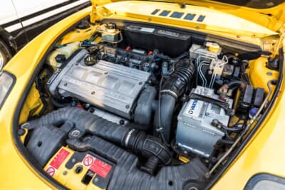 フィアット バルケッタ:DOHC 1.8リッターエンジンのエンジンルーム。カムカバーには「FIAT 16V barchetta」の文字が刻まれている