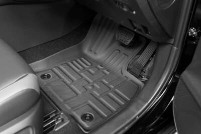 トヨタ RAV4:運転席にフロアマット(前方席用は7700円)を装着した状態。ペダル下のフットレスト部分までしっかりとカバーされるため、泥のついた靴で乗り込んでもフロアカーペットを汚さない