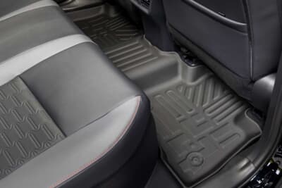 トヨタ RAV4:後部座席に装着している状態のフロアマット(後方席用は7150円)。フロントと同様のデザインを採用している。足元の汚れをしっかりキャッチし、車内の清潔感を保つことができる