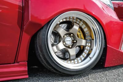 ホンダ ヴェゼル:ホイールは3ピースのワーク・マイスターS1を選択 。フロント/18×11・-28、リア/18×12・-35。見た目の過激さだけにとどまらず、カンペキなツラ具合を目指す