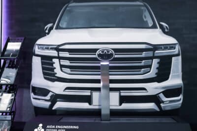 アイシャロック:電動ポールが上がりきった状態。これなら物理的にも車を盗難することはできない