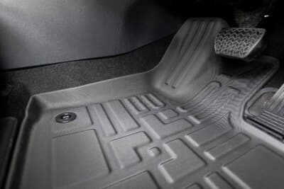 トヨタ RAV4:前席のフロアマットはサイドの立ち上がりがとくに顕著になっている。砂や泥を室内に広げない3D形状を採用しており、汚れを広げないありがたい構造だ。純正フックでの固定にも対応