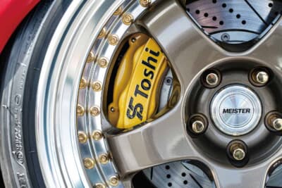 ホンダ ヴェゼル:現行型NSXのリア用ブレンボキャリパーをフロント側に流用。キャリパー表面にはオーナー名をアレンジしたロゴをペイント